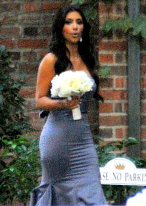 http://punkworldviews.com/wp-content/uploads/2009/10/khloe-kardashian-wedding-kim-kardashian-holding-roses.jpg