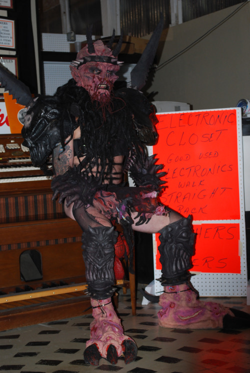 Oderus waiting backstage